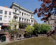 844470 Gezicht op de voorgevel van het grand café Winkel van Sinkel (Oudegracht 158) te Utrecht, met terrassen op de ...